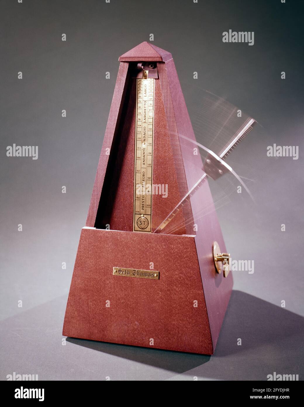 1970s SETH THOMAS MECHANICAL WIND-UP METRONOME WITH SWINGING PENDULUM THAT MAKES A REGULAR TICK USED BY MUSICIANS TO MARK TIME - ks7715 HAR001 HARS TICK HAR001 METRONOME OLD FASHIONED PENDULUM SETH THOMAS Stock Photo
