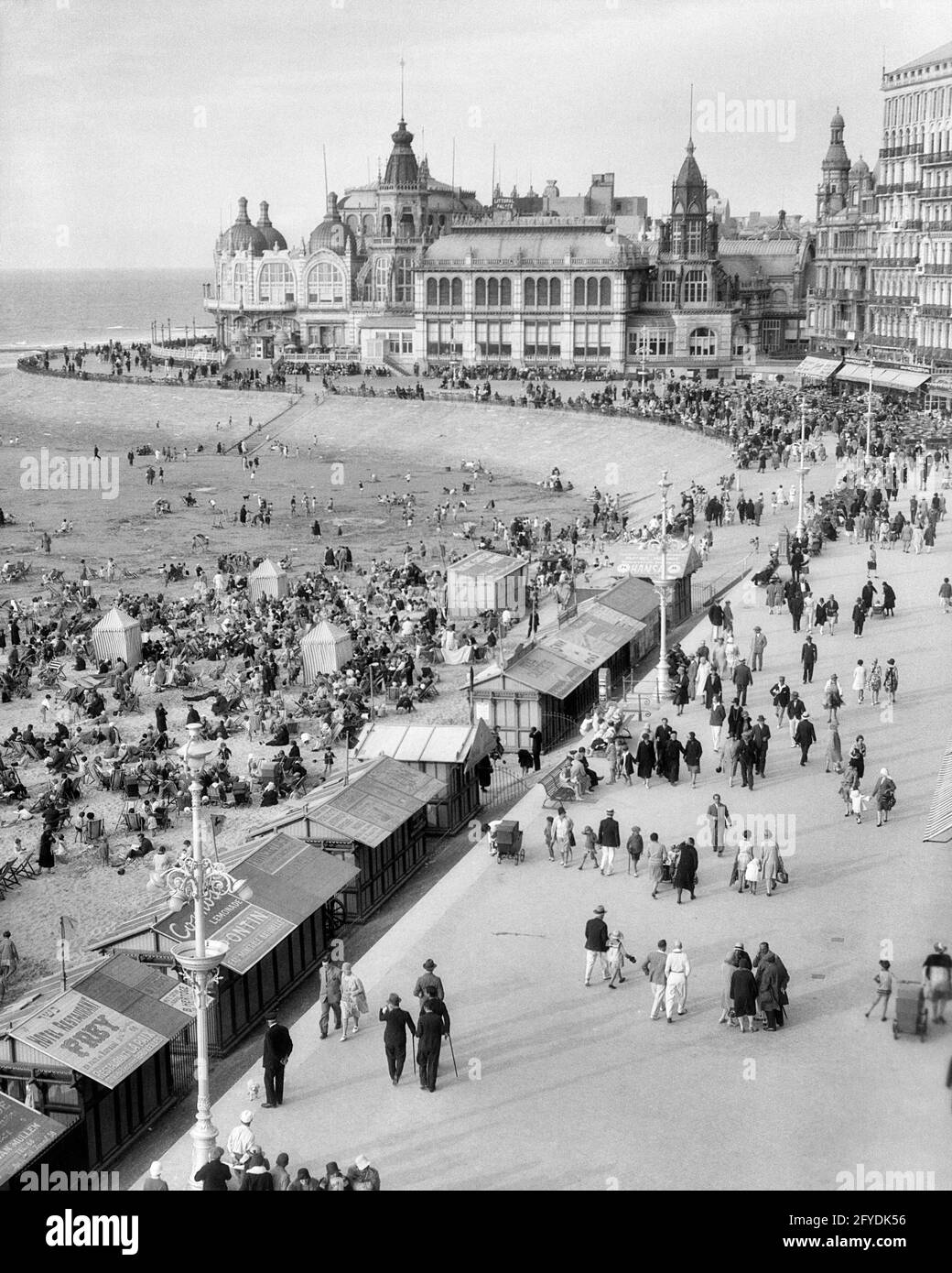 1920s THE KURSAAL CASINO AT THE END OF THE BEACH DESTROYED DURING WORLD WAR TWO OSTEND BELGIUM - r4429 HAR001 HARS PROPERTY EXTERIOR WORLD WARS BELGIAN WORLD WAR WORLD WAR TWO WORLD WAR II THE BEACHES REAL ESTATE STRUCTURES CASINO PROMENADE SANDY WORLD WAR 2 EDIFICE PROVINCE BLACK AND WHITE DESTROYED HAR001 OLD FASHIONED Stock Photo
