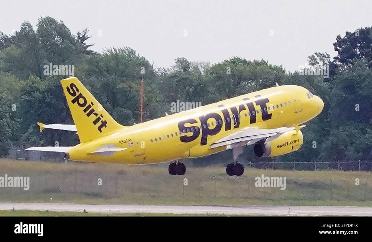 St. Louis, United States. 27th May, 2021. A Spirit Airlines plane takes off from St. Louis for the first time, headed for Los Angeles at Lambert International Airport on Thursday, May 27, 2021. By the end of 2021, Spirit will operate nine non-stop flights to destinations like Las Vegas, Tampa and Cancun. Photo by Bill Greenblatt/UPI Credit: UPI/Alamy Live News Stock Photo