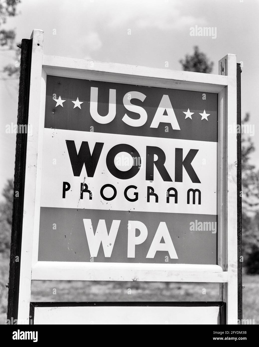 1930s 1939 SIGN FOR WPA WORK PROGRESS ADMINISTRATION GOVERNMENT PROJECTS PROGRAM PROVIDES EMPLOYMENT DURING THE GREAT DEPRESSION - s7583 HAR001 HARS UNEMPLOYMENT WORLDWIDE BLACK AND WHITE DOWNTURN DURING GREAT DEPRESSION HAR001 OLD FASHIONED PROJECTS REPRESENTATION WPA Stock Photo