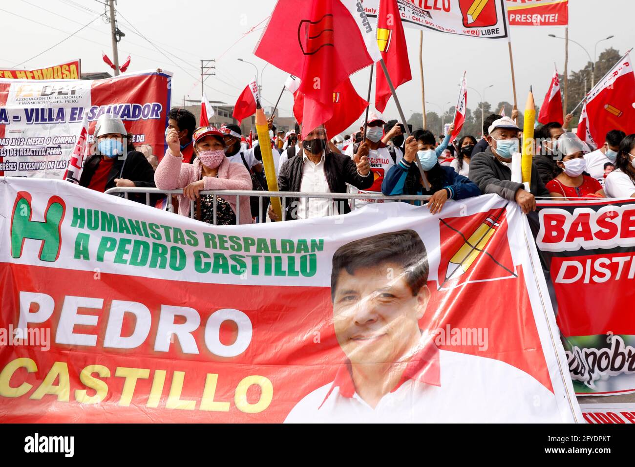 Lima, Peru. 26th May, 2021. People attend a campaign rally for Presidential candidate Pedro Castillo, in Villa El Salvador neighborhood. On June 6 Peruvians will go to the polls to elect new President between Castillo and Keiko Fujimori. Credit: Mariana Bazo/ZUMA Wire/Alamy Live News Stock Photo