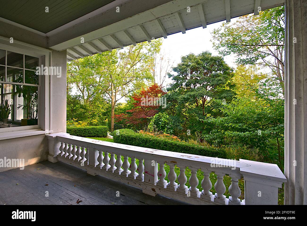 Wood porch railing hi-res stock photography and images - Alamy