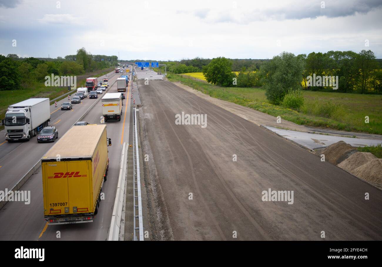 Velten, Germany. 27th May, 2021. Cars and trucks drive on the narrowed four-lane carriageway of the A10 motorway (Berliner Ring) just before the Oranienburg interchange next to the carriageway under construction. The A10 and the A24 between the Pankow interchange and the Neuruppin junction are among the busiest routes in the capital region. They will be upgraded and renewed until 2022 while traffic continues to flow. Credit: Soeren Stache/dpa-Zentralbild/dpa/Alamy Live News Stock Photo