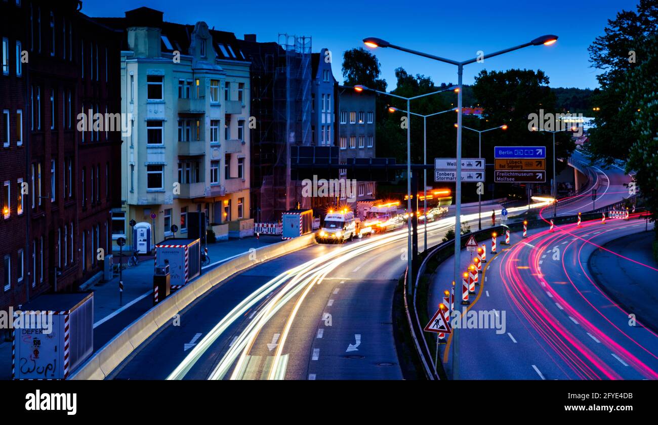 Kiel, Germany. 27th May, 2021. Cars drive over the Theodor-Heuss-Ring in  the evening hours. The Federal Administrative Court decides on 28.05.2021  on complaints about diesel driving bans in Hamburg, Kiel and Ludwigsburg.