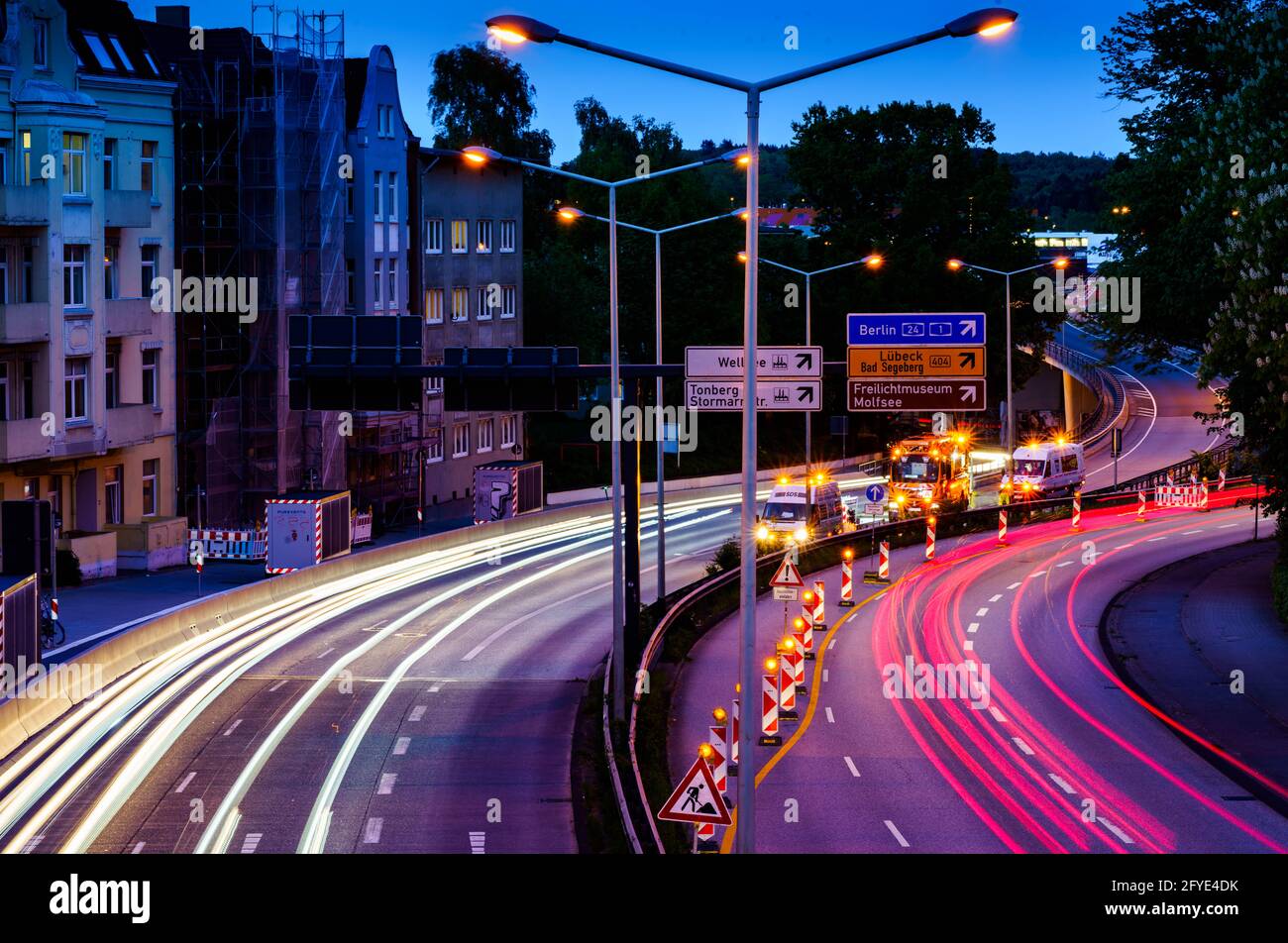 Kiel, Germany. 27th May, 2021. Cars drive over the Theodor-Heuss-Ring in  the evening hours. The Federal Administrative Court decides on 28.05.2021  on complaints about diesel driving bans in Hamburg, Kiel and Ludwigsburg.