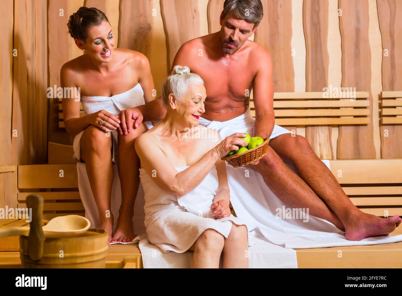 мыться в бане вместе с детьми голыми фото 47