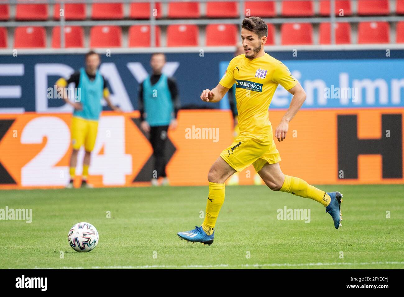 Ingolstadt, Germany. 27th May, 2021. Football: 2. Bundesliga - Relegation,  FC Ingolstadt 04 - VfL Osnabrück at Audi Sportpark. Osnabrück's Bashkim  Ajdini is on target but unsuccessful. Credit: Matthias Balk/dpa - IMPORTANT