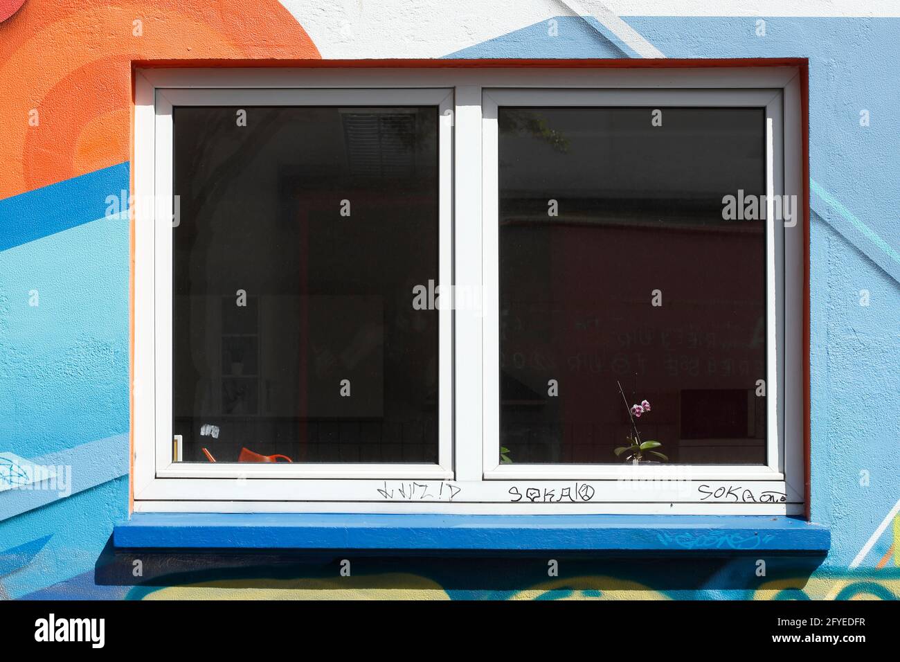 Fenster an einer bunt bemalten Hauswand, Deutschland, Europa Stock Photo