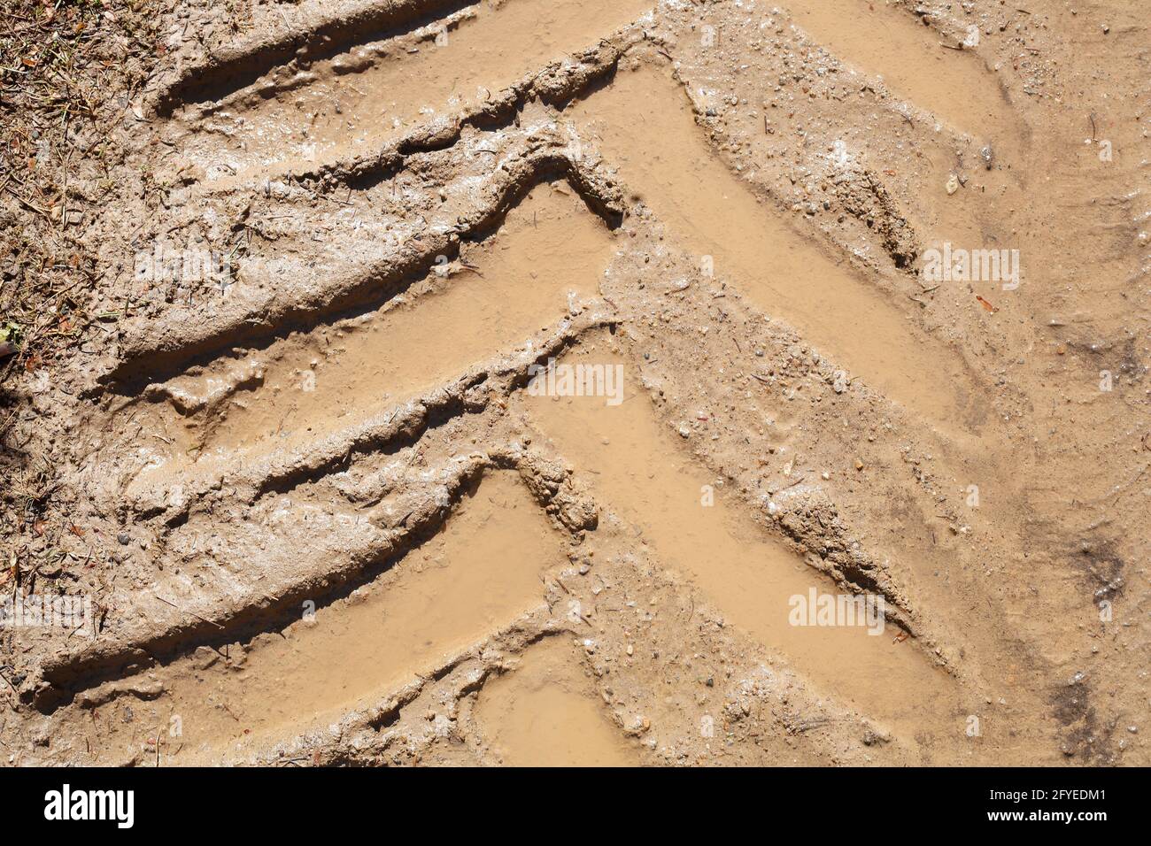 Nasse Baggerspuren im Sand auf einer Baustelle, Wasserpfütze, Hintergrund, Deutschland, Europa Stock Photo