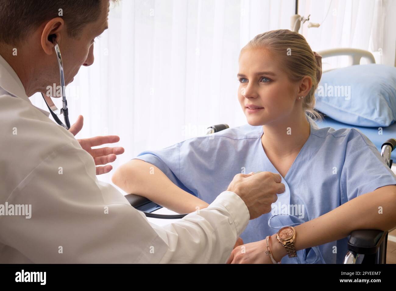 Doctor patient consultation kerala hi-res stock photography and images ...
