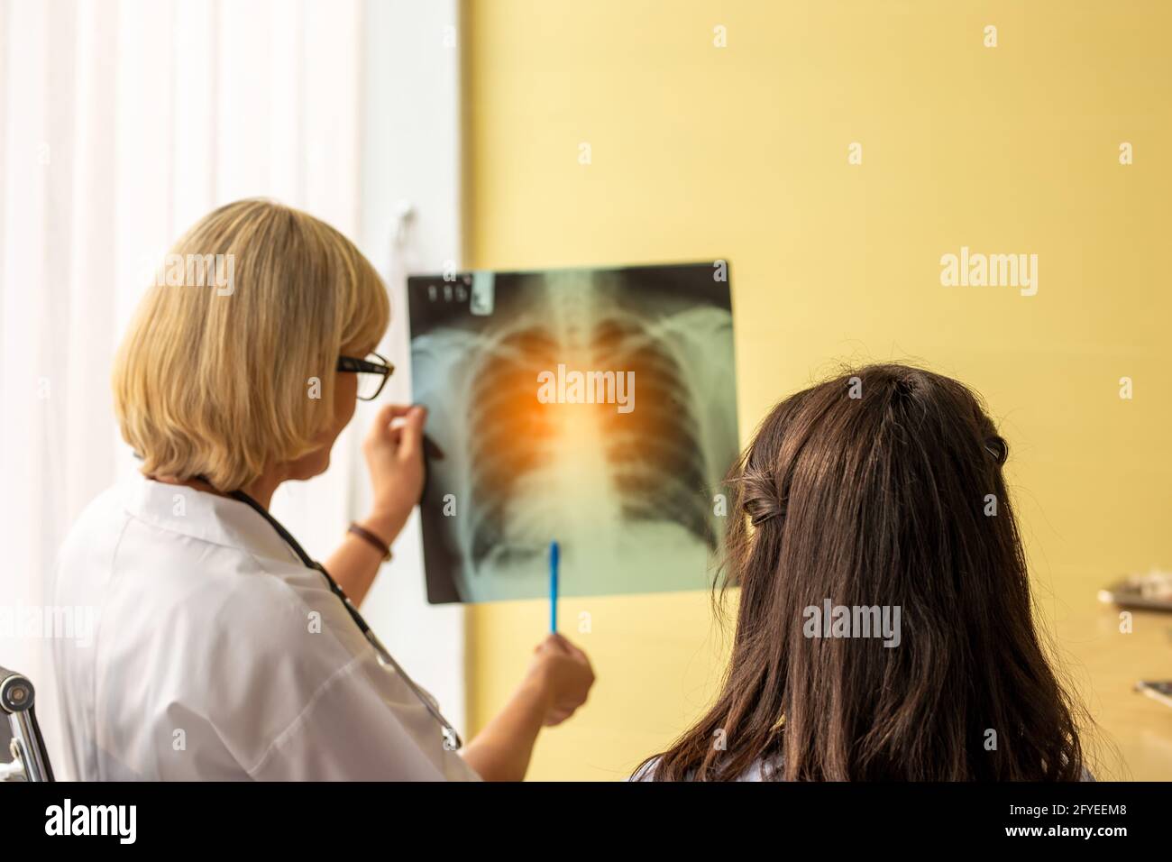 Doctor patient consultation kerala hi-res stock photography and images ...