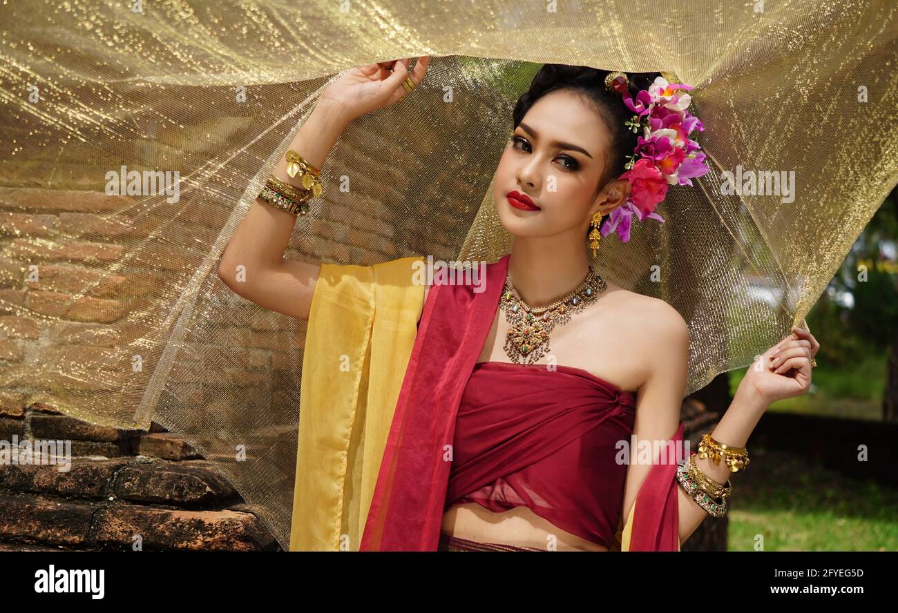 https://c8.alamy.com/comp/2FYEG5D/beautiful-woman-thai-national-costume-traditional-thai-dress-thai-woman-good-mood-beautiful-smile-background-image-with-noise-and-grain-2FYEG5D.jpg