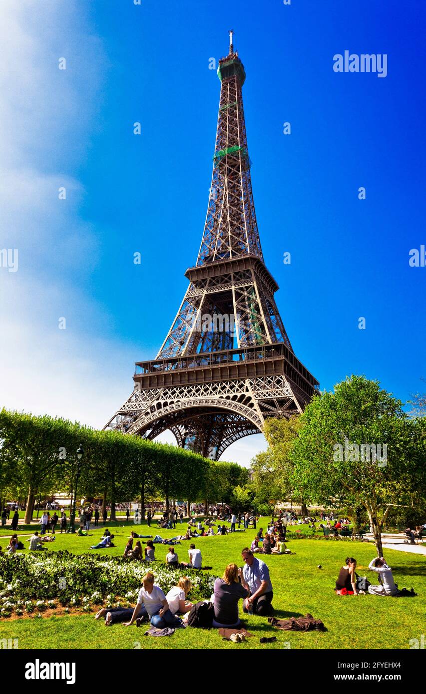 FRANCE. PARIS (75) RELAXING MOMENT ON THE LAWN OF THE CHAMP DE MARS GARDENS Stock Photo