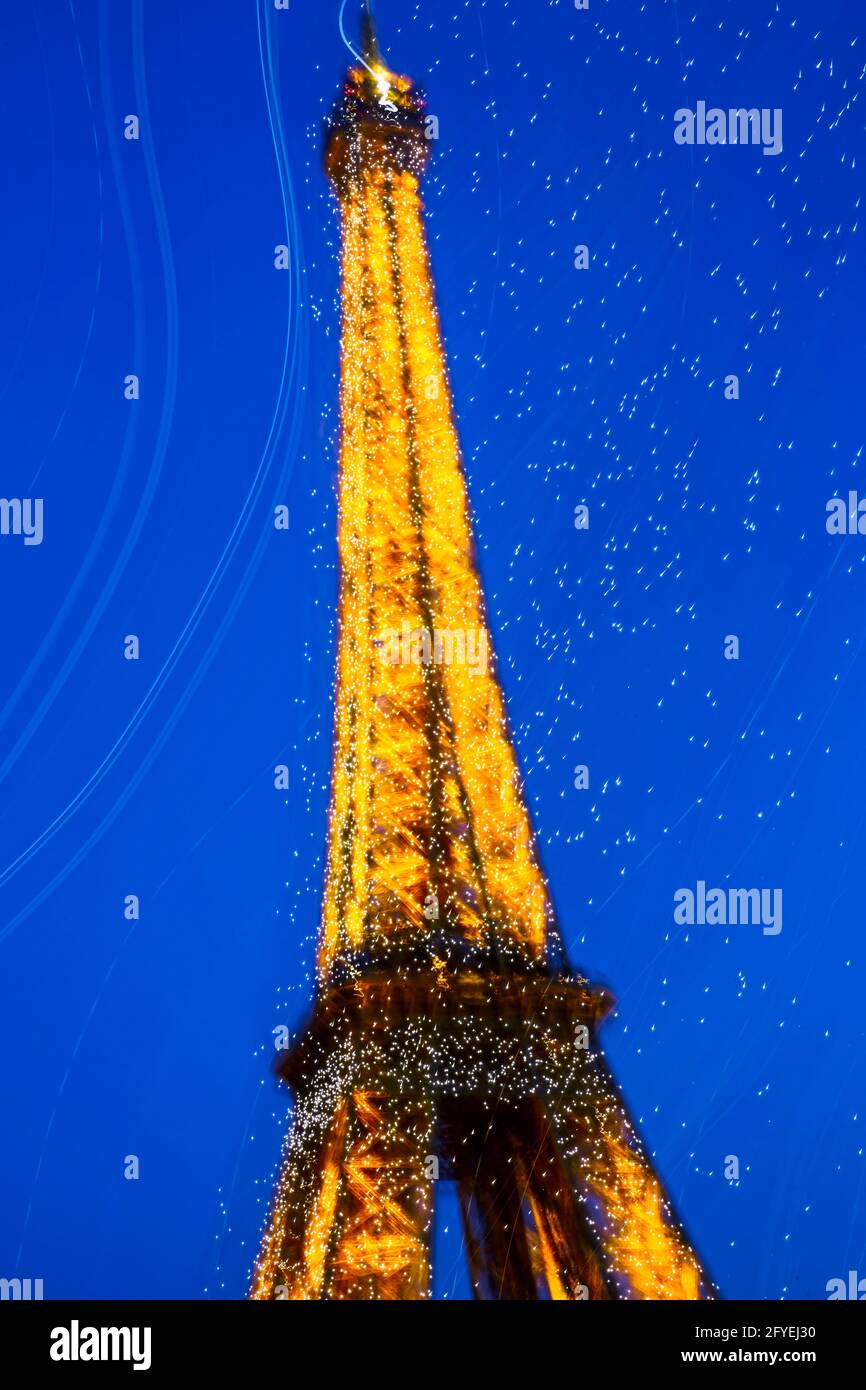 FRANCE. PARIS (75) EIFFEL TOWER WITH GLITTERING LIGHTING AT DUSK Stock