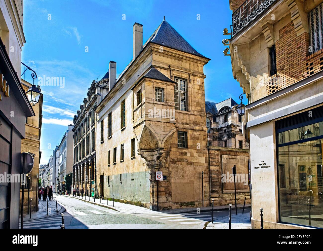 FRANCE. PARIS (75) LE MARAIS DISTRICT, MEDIEVAL HOTEL DE LAMOIGNON IN RUE DES FRANCS BOURGEOIS Stock Photo