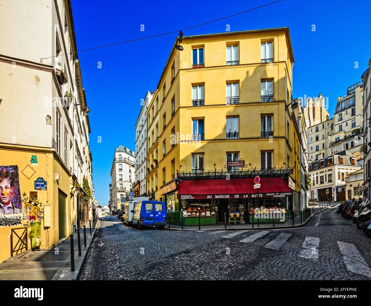 FRANCE. PARIS (75). RUE DES TROIS FRERES IN MONTMARTRE, IN FRONT OF THE GROCERY STORE 'COLLIGNON' FROM JEAN-PIERRE JEUNET'S 'AMELIE POULAIN' MOVIE Stock Photo