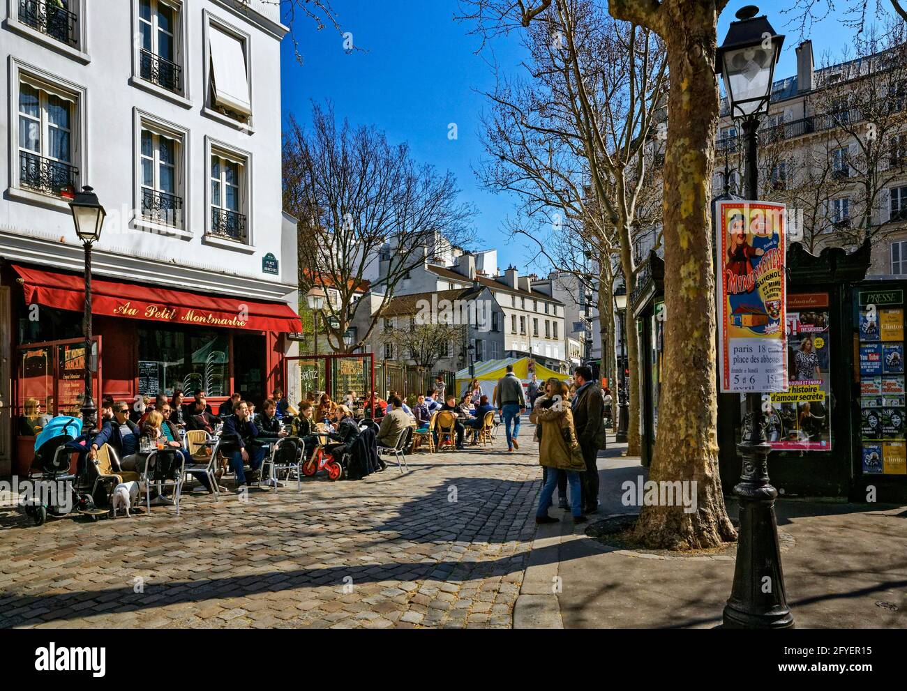 FRANCE. PARIS (75). PEOPLE AT THE TERRACE OF A CAFE-RESTAURANT IN PLACE DES ABBESSES IN MONTMARTRE. Stock Photo