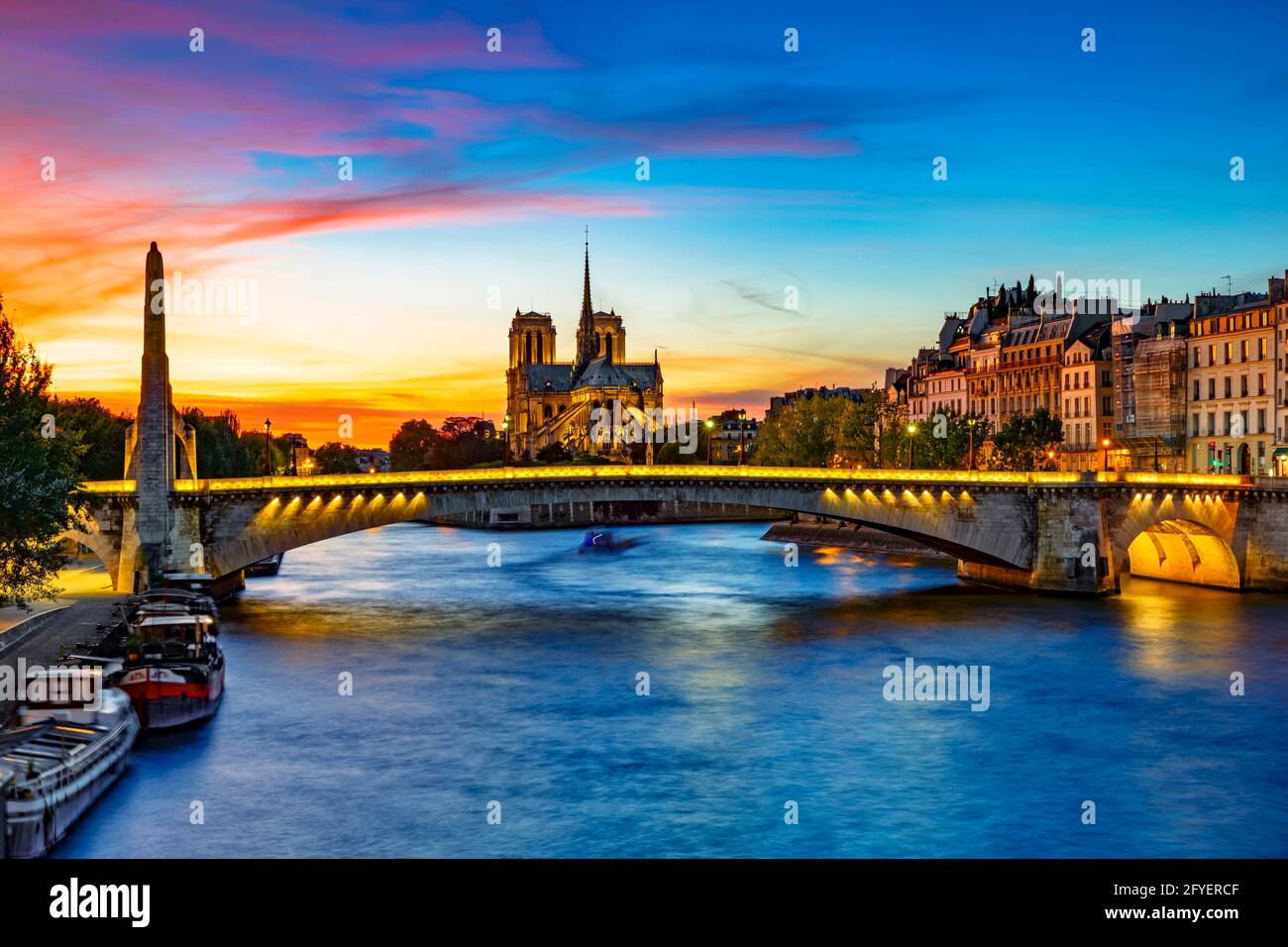 France Paris 75 Notre Dame Cathedral La Tournelle Bridge Buildings Facade During Sunset In Quai D Orleans On The Saint Louis Island Before The Stock Photo Alamy