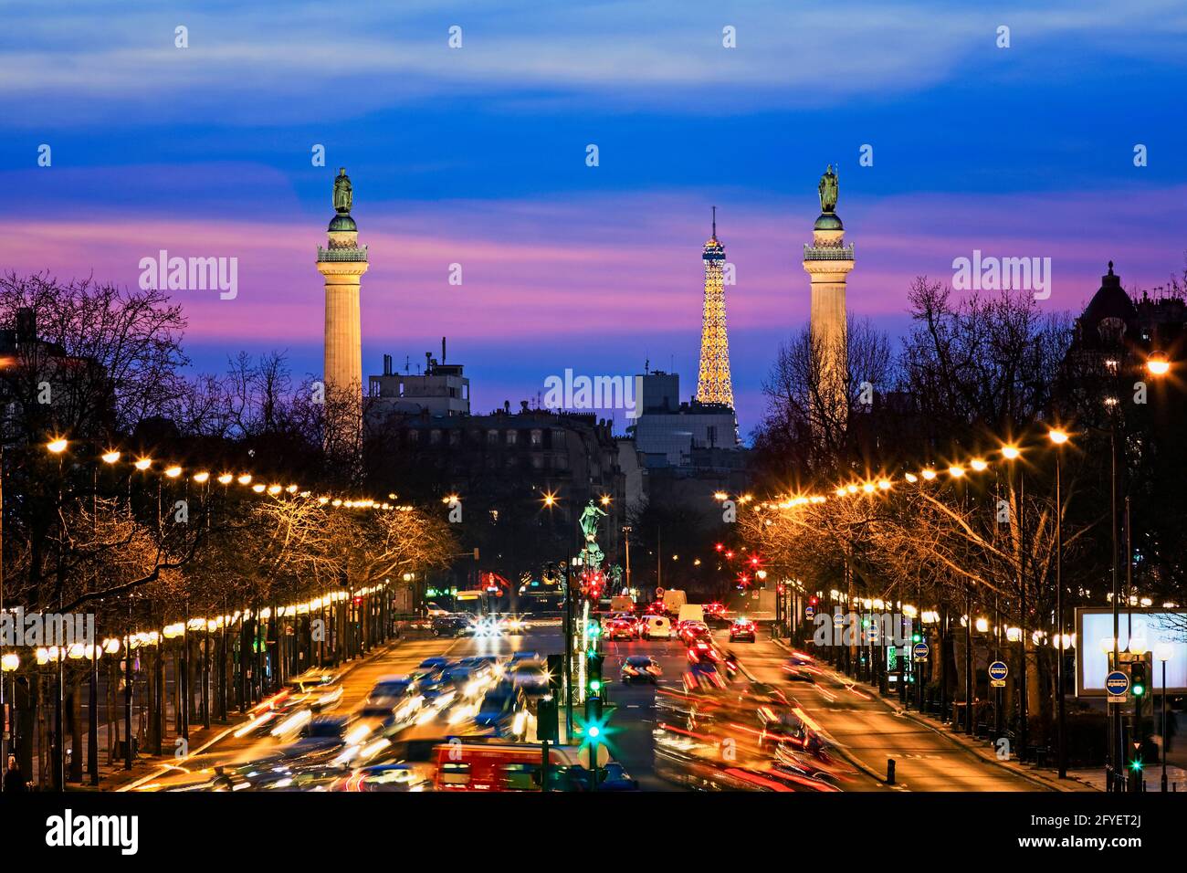 FRANCE. PARIS (75). 7TH ARRONDISSEMENT. COURS DE VINCENNES. NATION SQUARE WITH THE LEDOUX COLUMNS SURMOUNTED BY PHILIPPE AUGUSTE AND SAINT LOUIS STATU Stock Photo