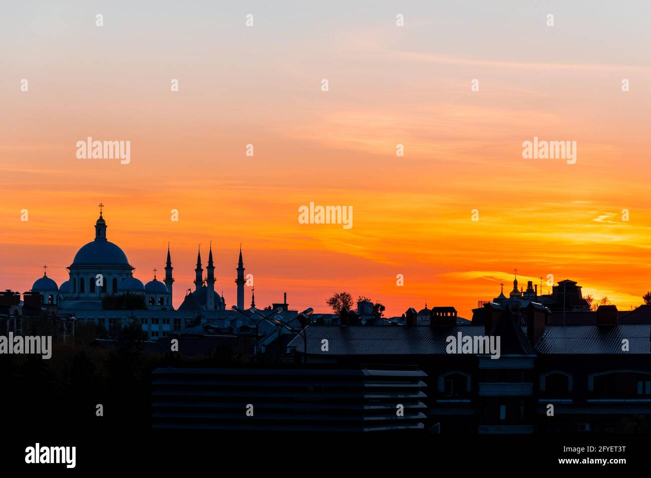 View of the sunset over the historical center of Kazan, the Cathedral of the Kazan Icon of the Mother of God and the minarets of the Kul Sharif Mosque Stock Photo