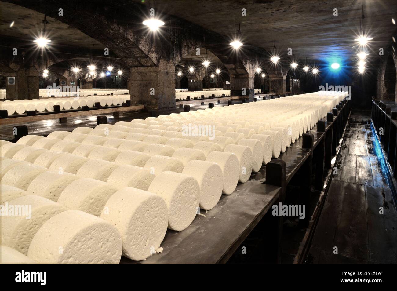 FRANCE. AVEYRON (12) ROQUEFORTSURSOULZON. CELLAR REFINING CHEESE