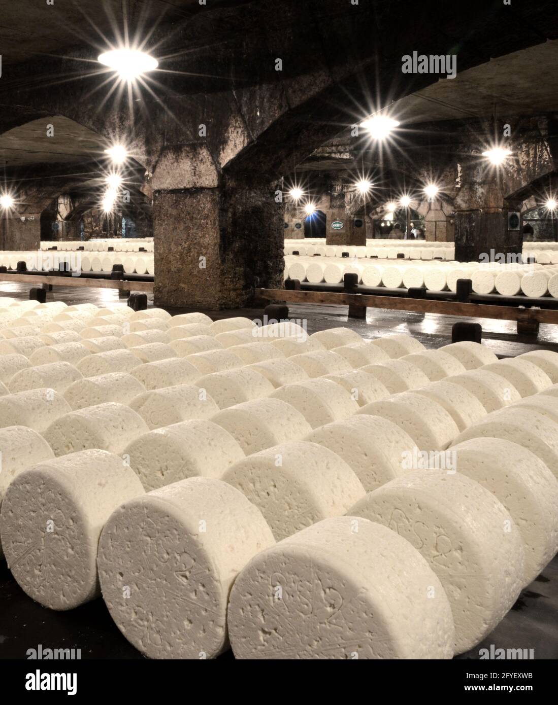 FRANCE. AVEYRON (12) ROQUEFORTSURSOULZON. CELLAR REFINING CHEESE