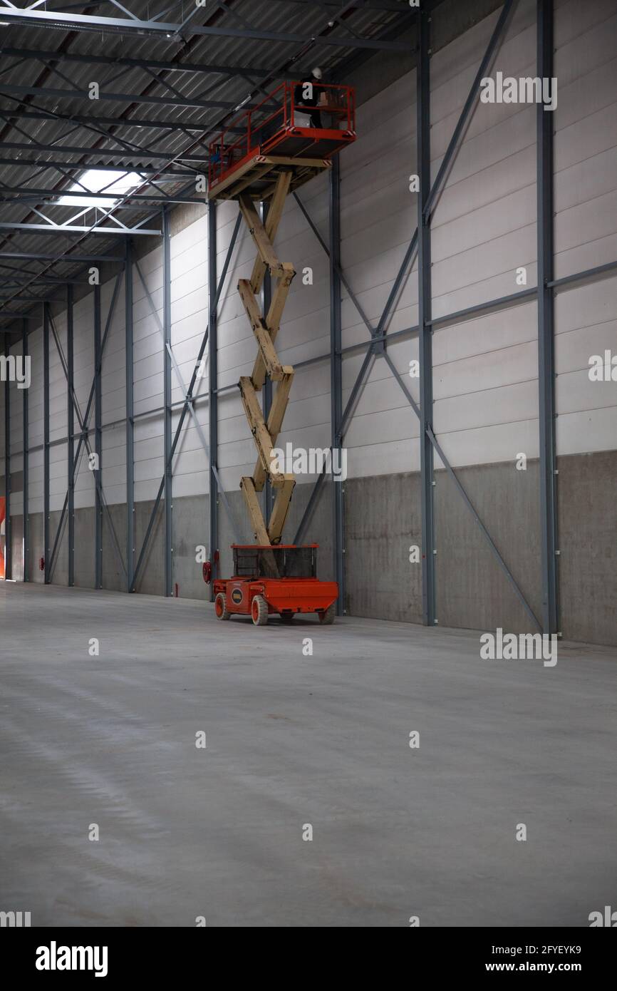 Scissor platform lift hi-res stock photography and images - Alamy