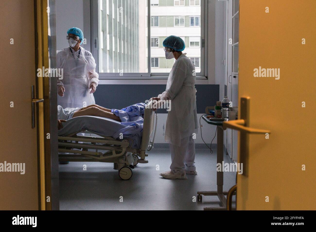 Mobilization of an elderly patient by a physiotherapist, Covid hospitalization unit of the CHU de Limoges. Stock Photo