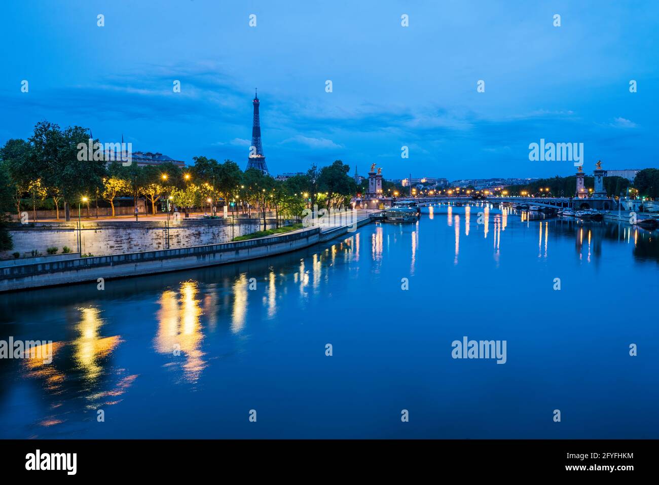 View of the tracks on the banks, the Seine , the Eiffel Tower and the Trocadero during confinement, Paris May 2020. Stock Photo