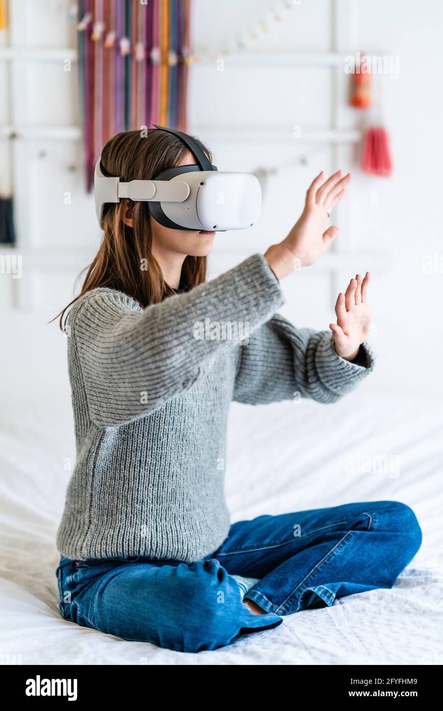 Teenage Girl Using Virtual Reality Oculus Headset Stock Photo Alamy
