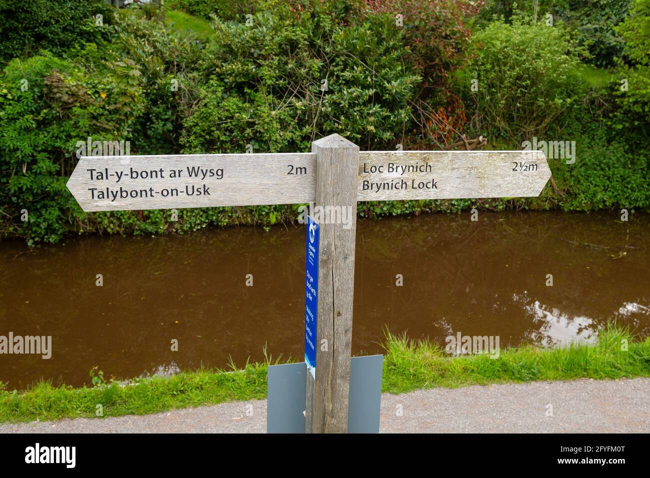 Bilingual signpost near Brecon on the Monmouthshire and Brecon Canal, Powys, Wales, UK Stock Photo