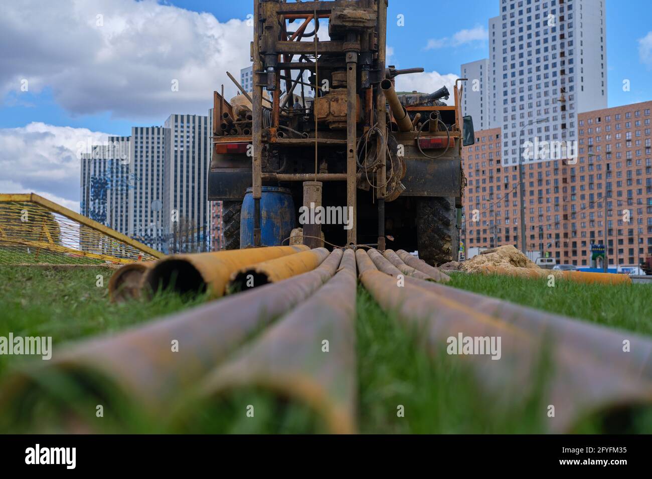 The drilling rig conducts engineering geological surveys on the city ...