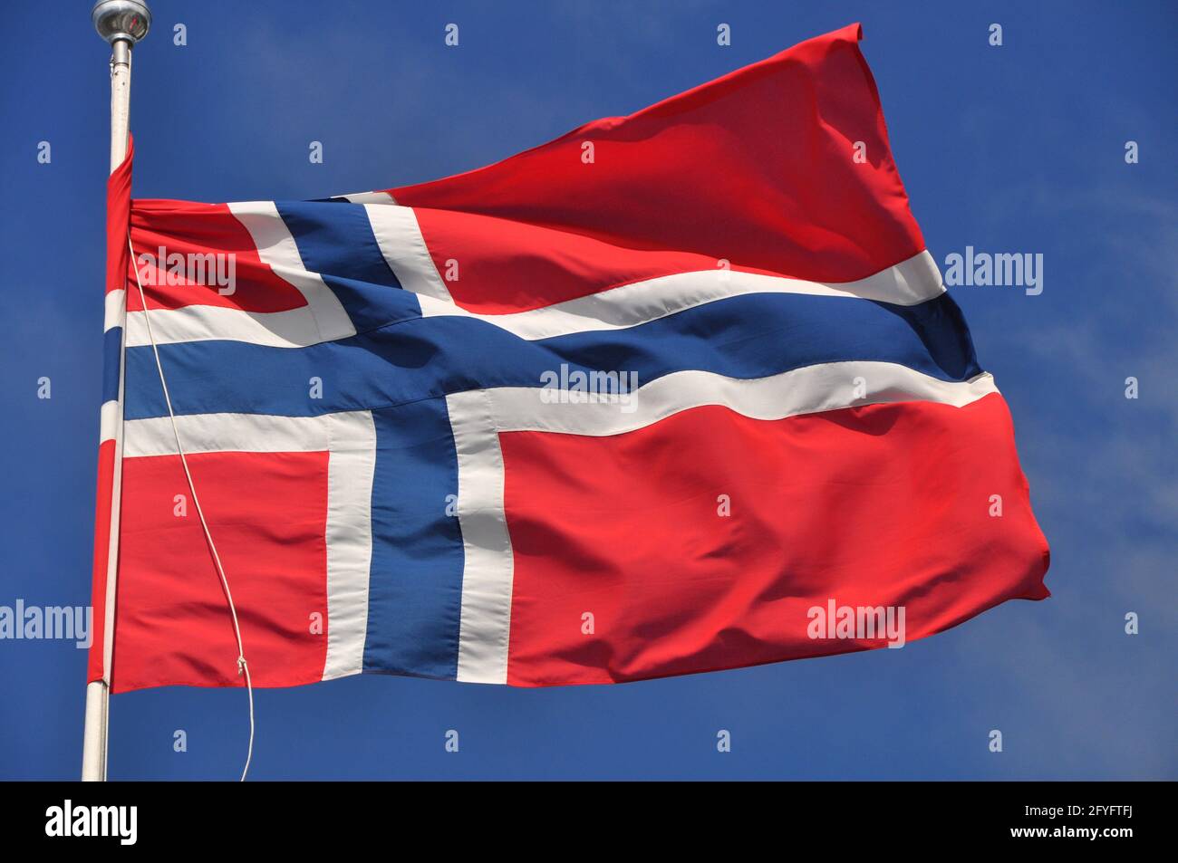 Flag of Norway on a pole waving in wind Stock Photo - Alamy