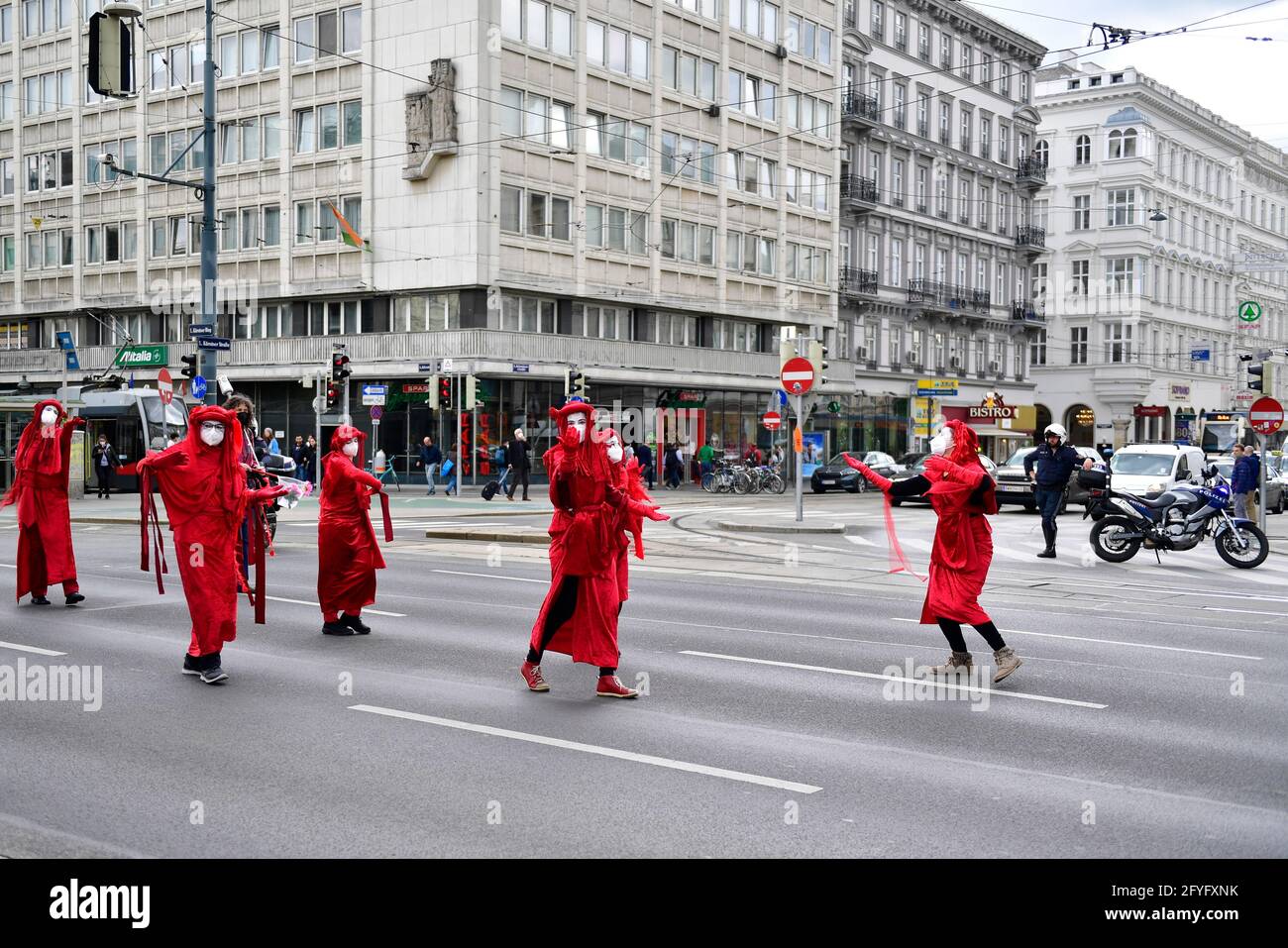 Vienna, Austria. 28th May, 2021. Demonstration of the mobility transition now. Commit to a climate and socially just mobility transition. A joint protest by Frieday for Future, System change-not climate change and Extinction Rebellion. Credit: Franz Perc / Alamy Live News Stock Photo