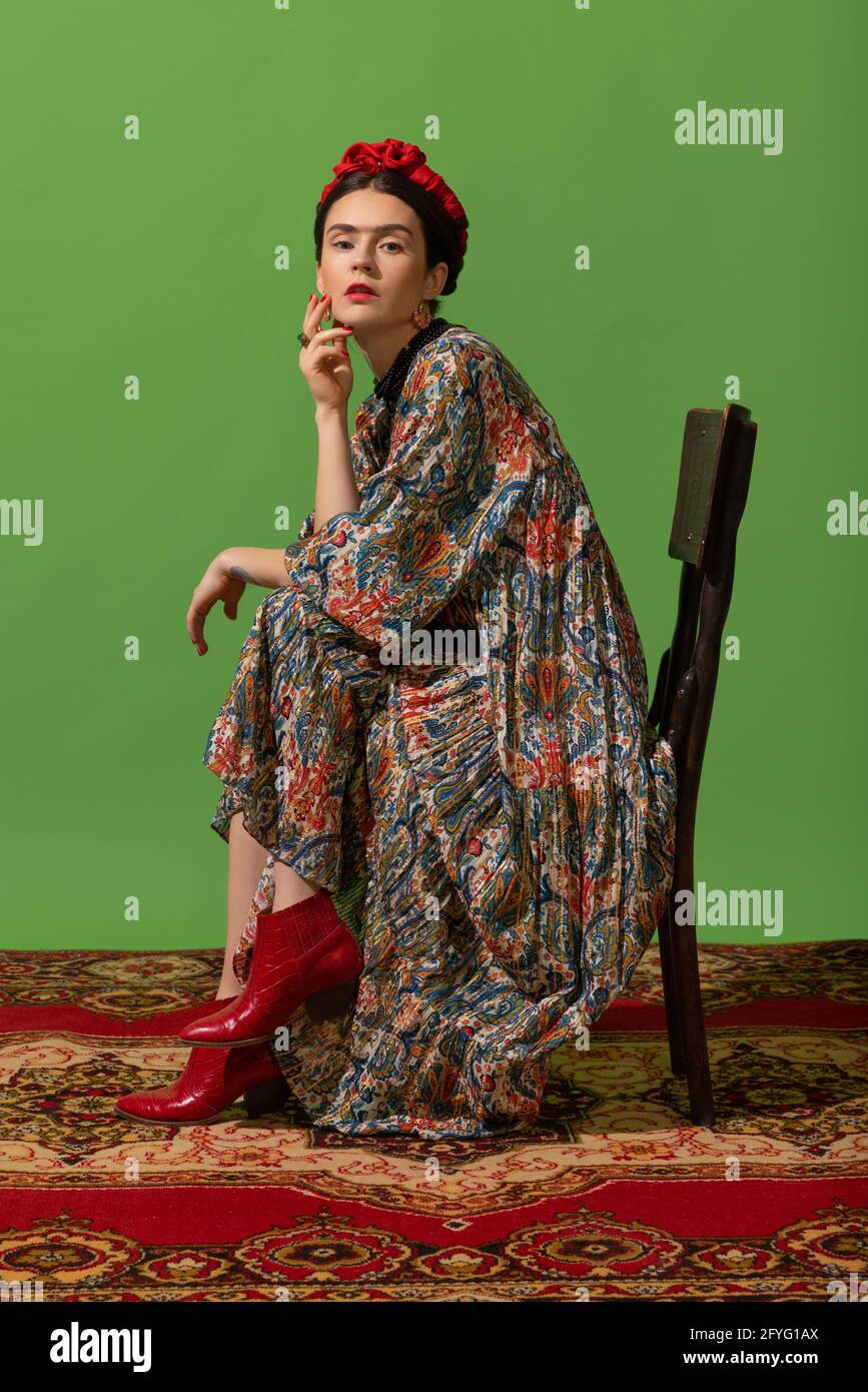 Painting woman dress green hi-res stock photography and images - Alamy