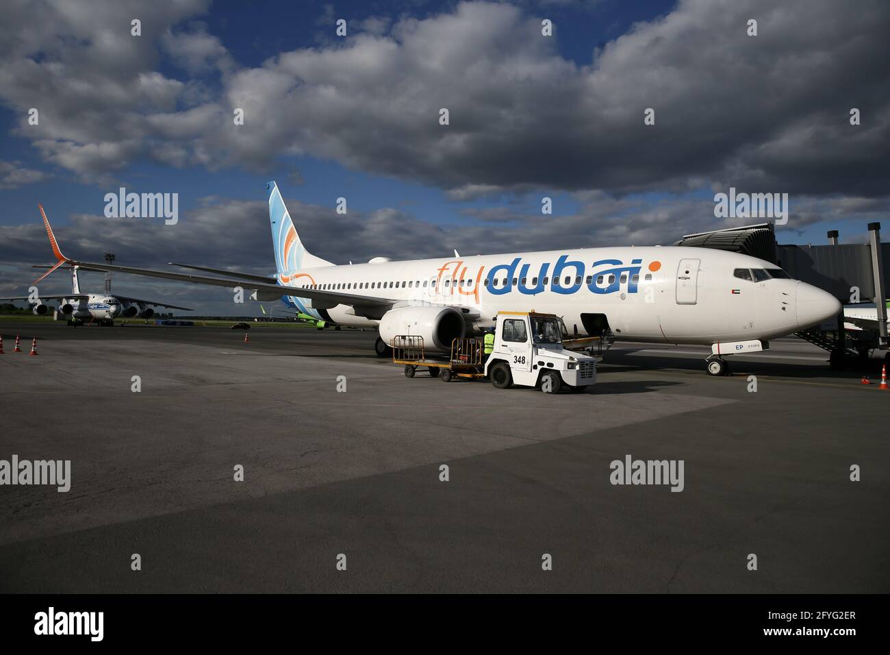 Søjle overliggende Enlighten NOVOSIBIRSK, RUSSIA - MAY 28, 2021: A Boeing-737-80 aircraft of the  flydubai airline is pictured after landing at Novosibirsk's Tolmachevo  International Airport. The flydubai airline (Dubai Aviation Corporation)  launches direct flights between