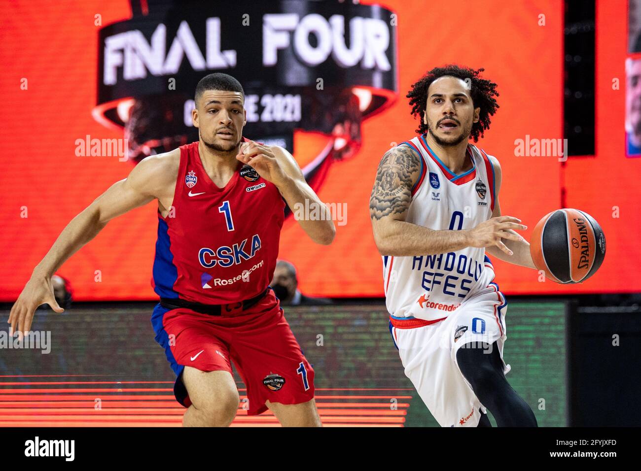 Cologne, Germany. 28th May, 2021. Basketball: Euroleague, ZSKA Moscow -  Anadolu Efes Istanbul, Final Four, Semifinals. Istanbul's Shane Larkin (r)  and Moscow's Iffe Lundberg fight for the ball. Credit: Marius  Becker/dpa/Alamy Live