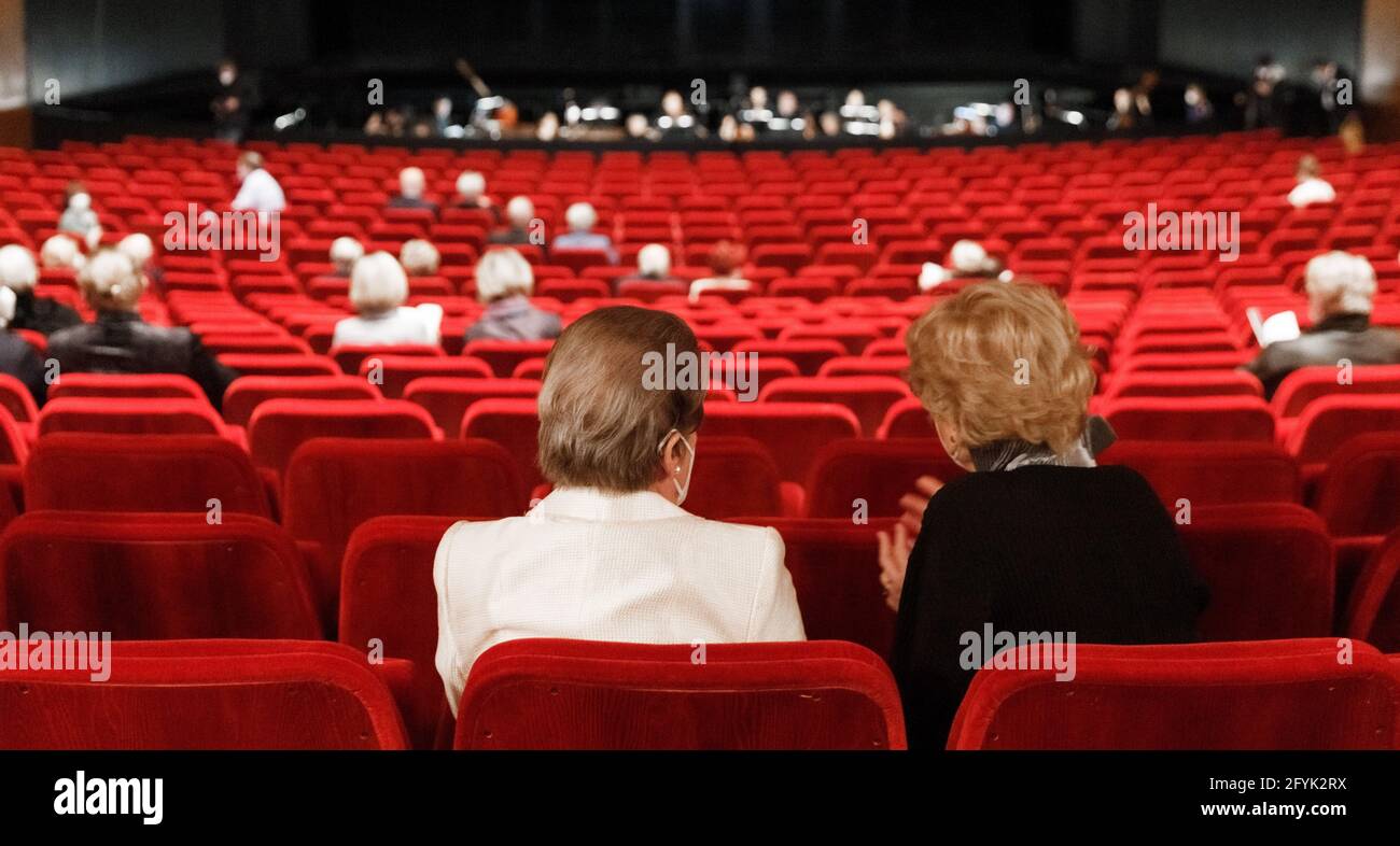 Hamburg, Germany. 28th May, 2021. Visitors sit far apart from each other in the Hamburg State Opera. After the Corona break, the opera reopens with the opera Agrippina. However, due to the Corona protective measures, the number of spectators and safety distances in the auditorium are reduced. Credit: Markus Scholz/dpa/Alamy Live News Stock Photo