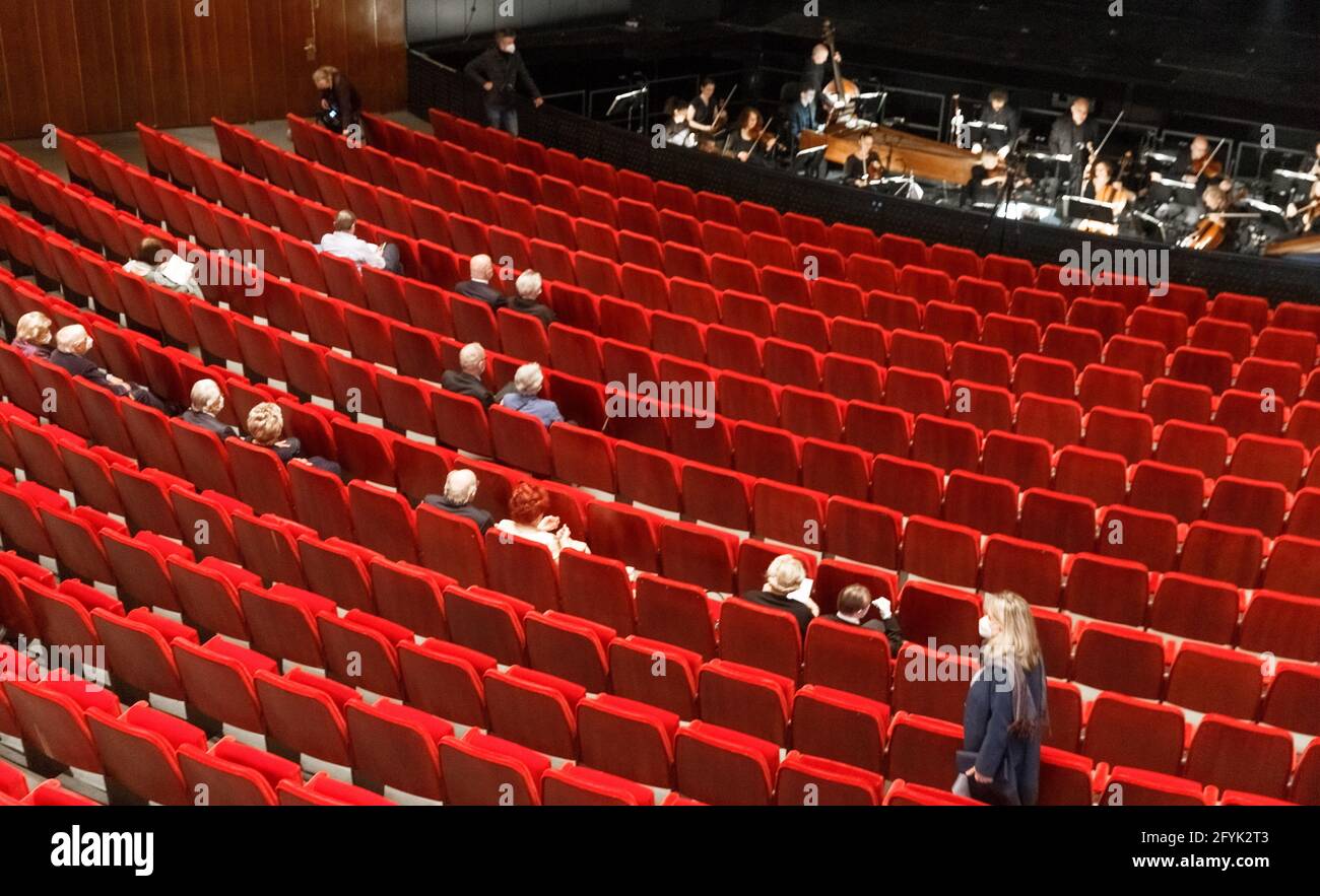 Hamburg, Germany. 28th May, 2021. Visitors sit far apart from each other in the Hamburg State Opera. After the Corona break, the opera reopens with the opera Agrippina. However, due to the Corona protective measures, the number of spectators and the safety distances in the auditorium are reduced. Credit: Markus Scholz/dpa/Alamy Live News Stock Photo