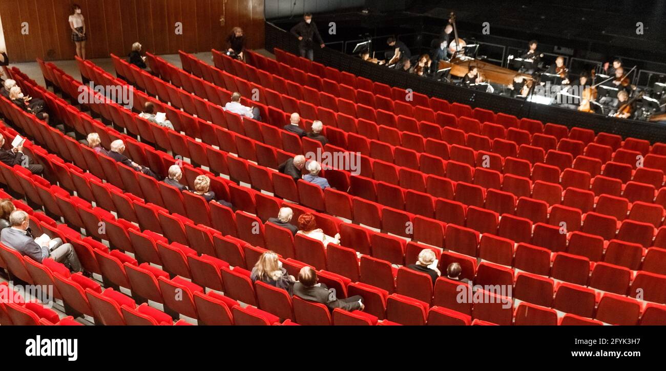 Hamburg, Germany. 28th May, 2021. Visitors sit far apart from each other in the Hamburg State Opera. After the Corona break, the opera reopens with the opera Agrippina. However, due to the Corona protective measures, the number of spectators and the safety distances in the auditorium are reduced. Credit: Markus Scholz/dpa/Alamy Live News Stock Photo