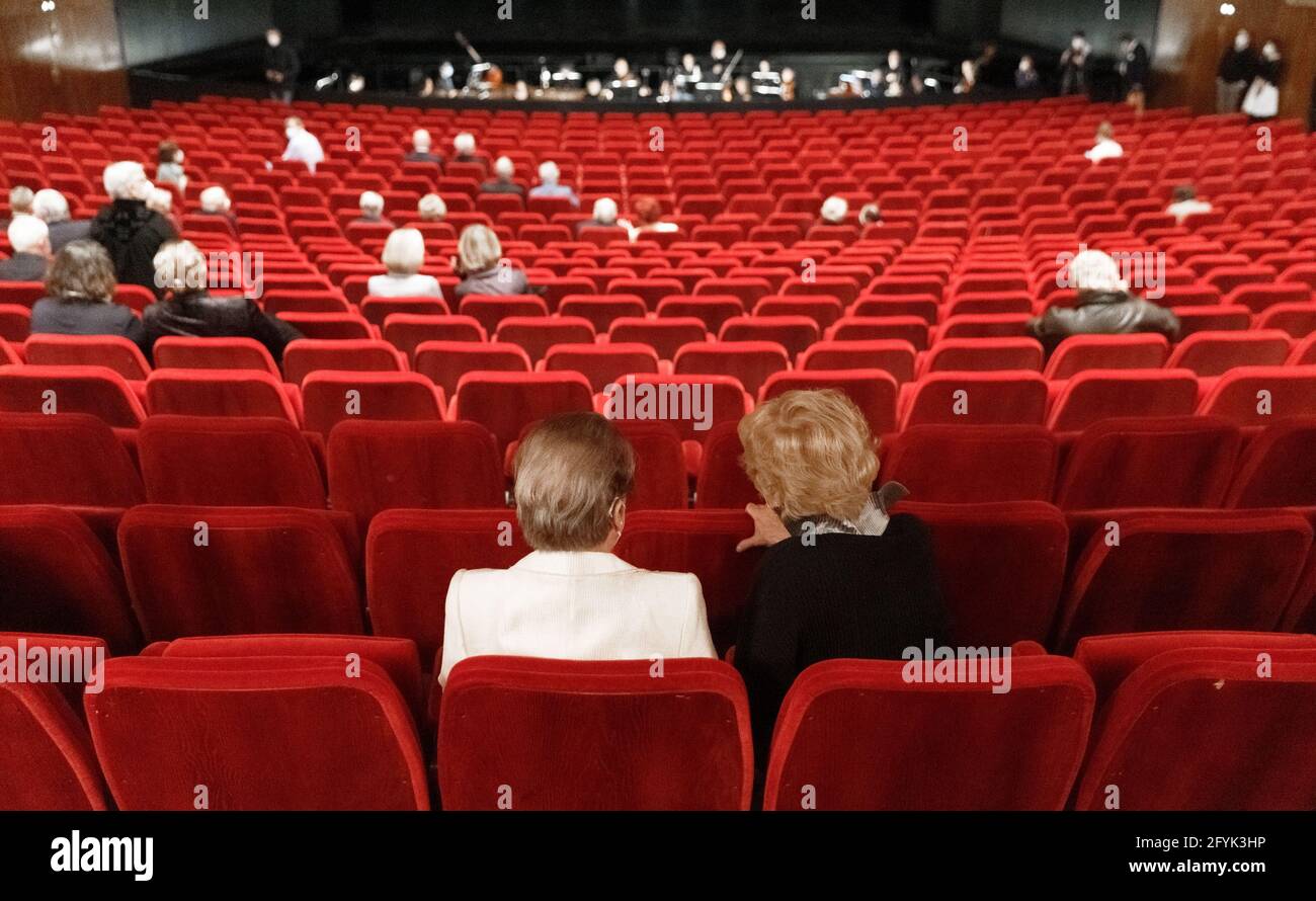 Hamburg, Germany. 28th May, 2021. Visitors sit far apart from each other in the Hamburg State Opera. After the Corona break, the opera reopens with the opera Agrippina. However, due to the Corona protective measures, the number of spectators and safety distances in the auditorium are reduced. Credit: Markus Scholz/dpa/Alamy Live News Stock Photo