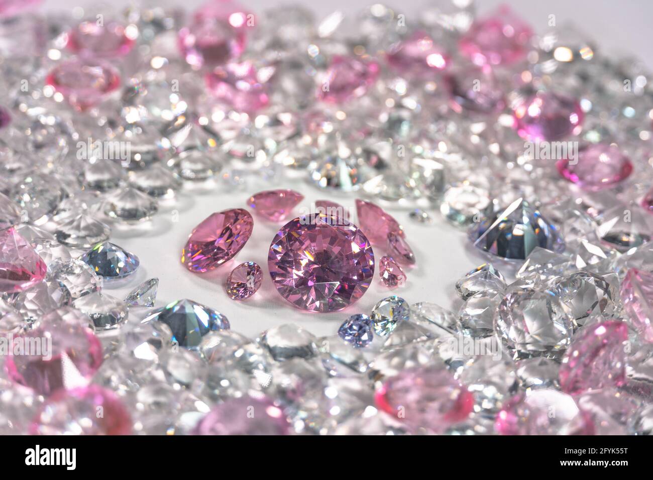 Nhóm hộp hồng hổ phách sáp xếp giữa các viên kim cương trắng là một tuyệt tác của nghệ thuật. Sự kết hợp giữa màu hồng tươi tắn và sắc trắng tinh tế sẽ đưa bạn đến một thế giới đầy sáng tạo và độc đáo, tạo cảm giác thoải mái và đầy đam mê.