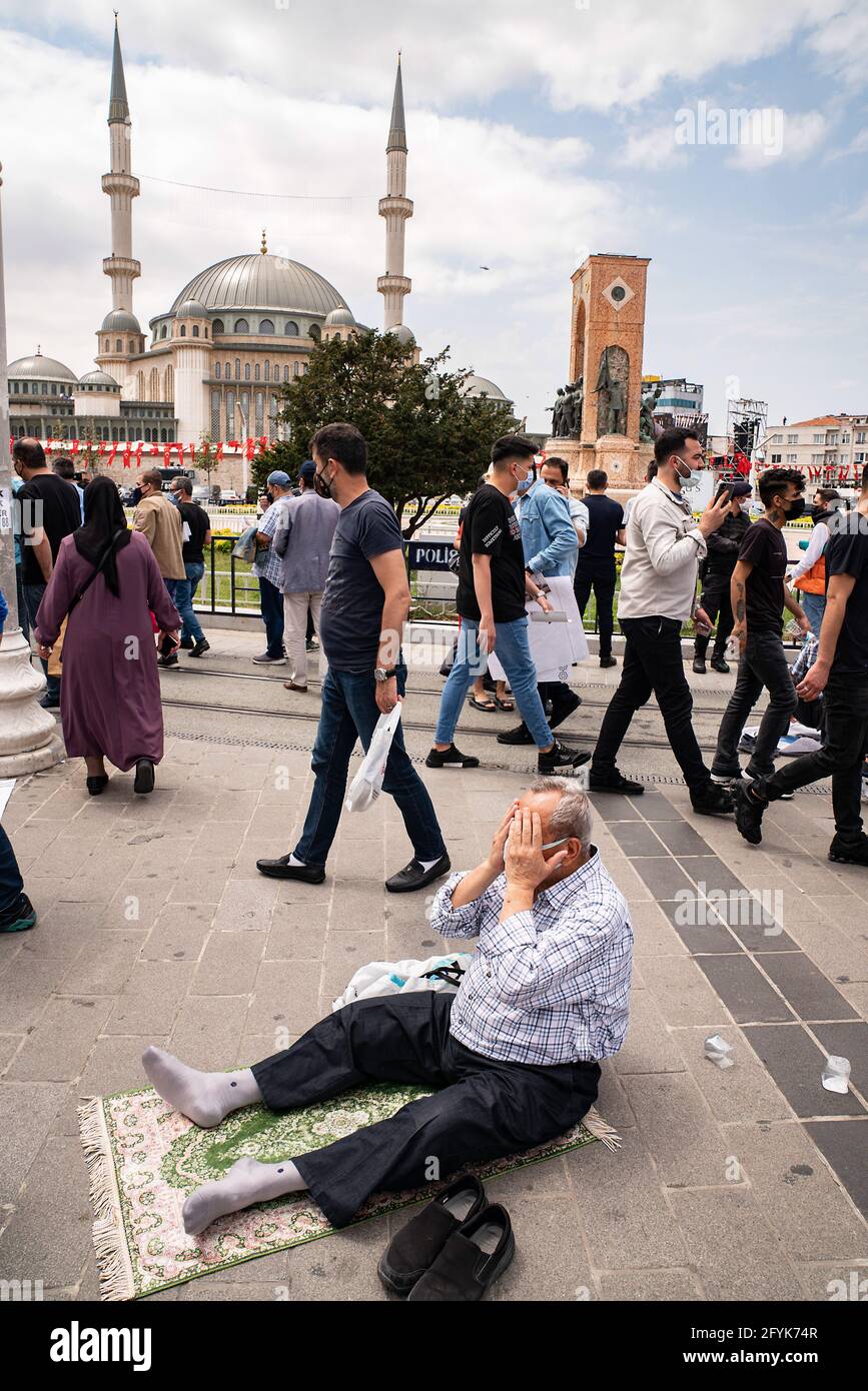 Istanbul, Turkey. 28th May, 2021. An elderly man attends the Friday prayers outside the Taksim Mosque. Turkish President Recep Tayyip Erdogan inaugurated the newly built Taksim Mosque in Istanbul's main square. Credit: SOPA Images Limited/Alamy Live News Stock Photo