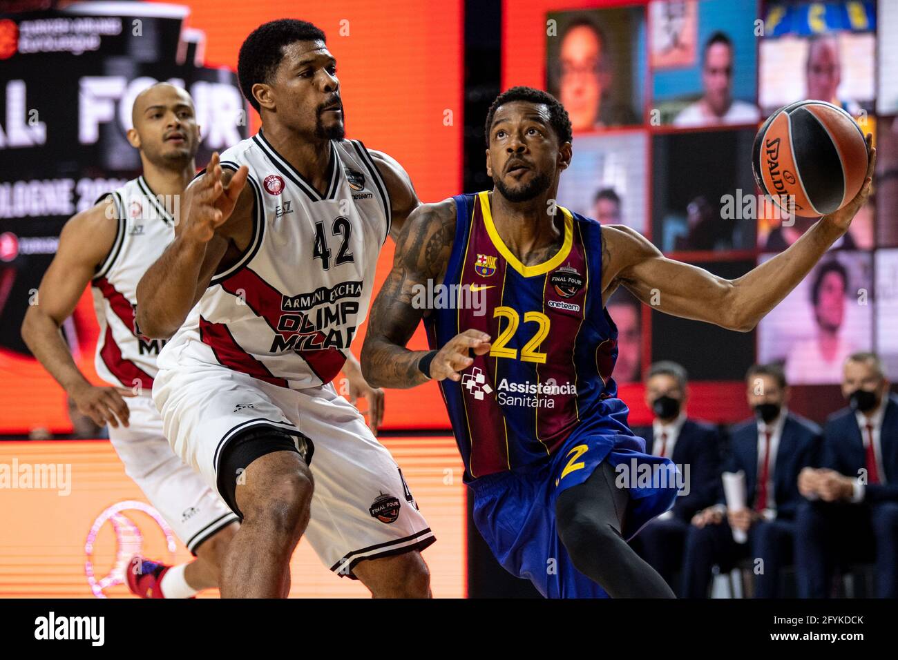 Cologne, Germany. 28th May, 2021. Basketball: Euroleague, FC Barcelona -  Olimpia Milan, Final Four, Semifinals. Milan's Kyle Hines (l) and  Barcelona's Cory Higgins fight for the ball. Credit: Marius  Becker/dpa/Alamy Live News
