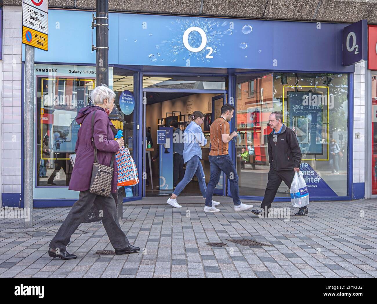 Shoppers pass by O2 Mobile Phone Store on Bow St. (Photo by Michael  McNerney / SOPA Images/Sipa USA Stock Photo - Alamy