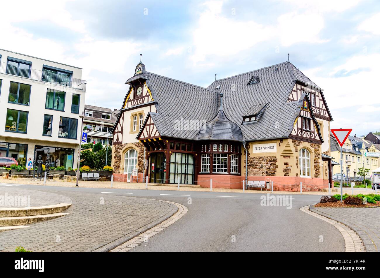 8. Mai 2021: Panorama view on Traben-Trarbach am Mosel. Beautiful historical town on the loop of romantic Moselle river. Old Train Railway Station. Rh Stock Photo