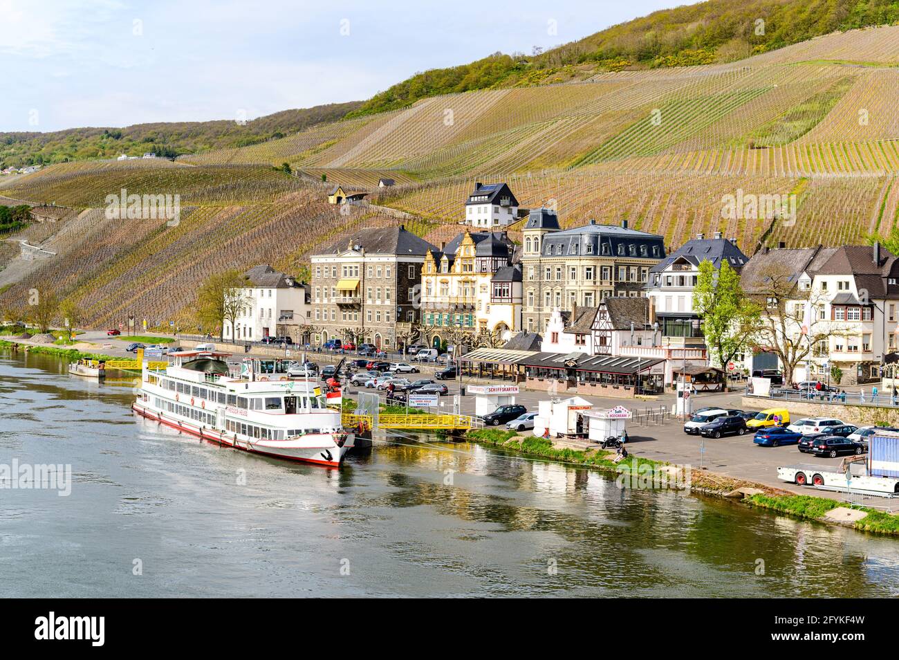 8. Mai 2021: Bernkastel-Kues. Beautiful historical town on romantic Moselle, Mosel river. City view with a castle Burgruine Landshut on a hill. Rhinel Stock Photo