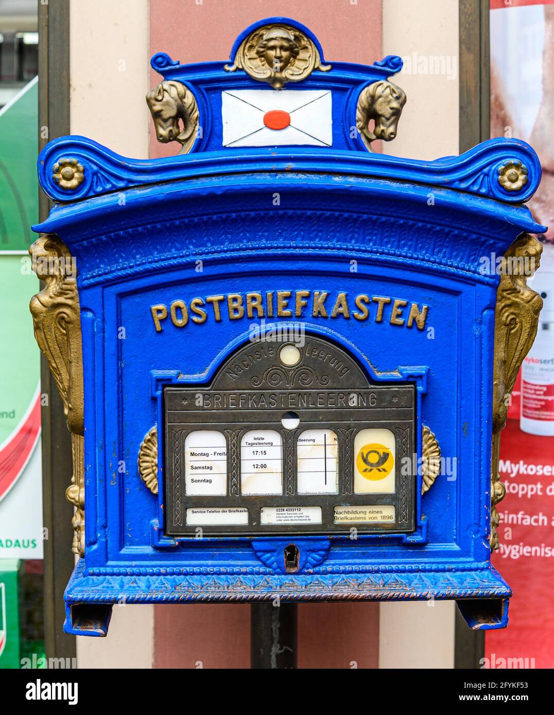 8. Mai 2021: Bernkastel-Kues. Beautiful historical town on romantic Moselle, Mosel river. Old blue mailbox, Briefkasten, Postbriefkasten on the market Stock Photo