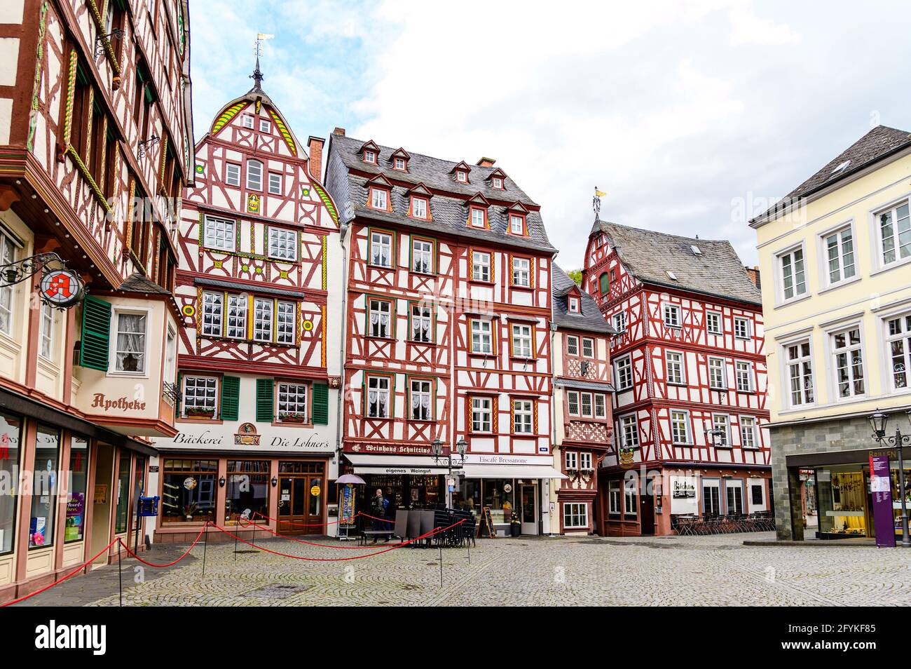 8. Mai 2021: Bernkastel-Kues. Beautiful town onMoselle, Mosel river. Colorful half-timbered houses on the market place , town hall (Rathaus). Rhinelan Stock Photo