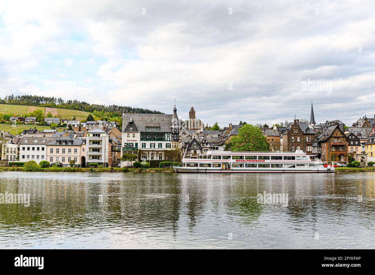 8. Mai 2021: Traben-Trarbach am Mosel. Beautiful historical town on the loop of romantic Moselle river. Ship, church, hill. Rhineland-Palatinate, Germ Stock Photo